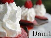 Barchette cioccolata salsa fragole panna