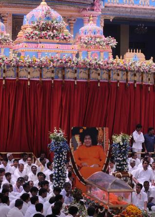 Un'iimmagine dei funerali di Sai Baba in India
