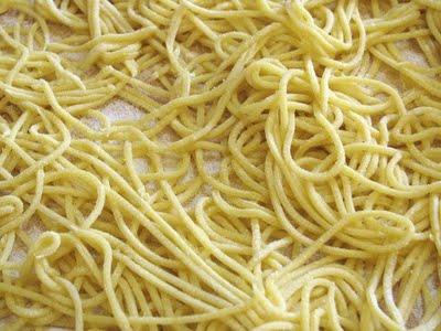 UN GAMBERO, LA SUA SCIARPA E LA PUPATTOLA BALLA - UNA SORPRESA CHE NON TI ASPETTI - TAGLIOLINI LIMONINI CON RAGU' DI PESCE ALL'AGRO E CREMA DI SCAMPI