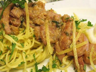 UN GAMBERO, LA SUA SCIARPA E LA PUPATTOLA BALLA - UNA SORPRESA CHE NON TI ASPETTI - TAGLIOLINI LIMONINI CON RAGU' DI PESCE ALL'AGRO E CREMA DI SCAMPI