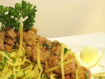 UN GAMBERO, LA SUA SCIARPA E LA PUPATTOLA BALLA - UNA SORPRESA CHE NON TI ASPETTI - TAGLIOLINI LIMONINI CON RAGU' DI PESCE ALL'AGRO E CREMA DI SCAMPI