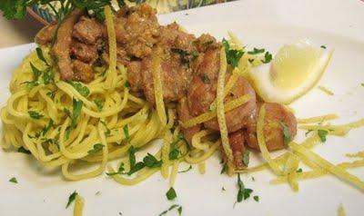 UN GAMBERO, LA SUA SCIARPA E LA PUPATTOLA BALLA - UNA SORPRESA CHE NON TI ASPETTI - TAGLIOLINI LIMONINI CON RAGU' DI PESCE ALL'AGRO E CREMA DI SCAMPI