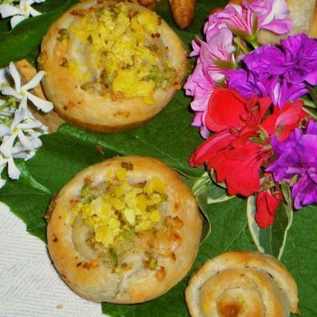 Girelle e mini croissant riepieni di fave e pecorino