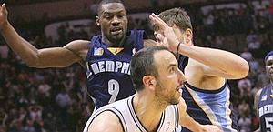 Manu Ginobili contro Tony Allen (sin.) e Marc Gasol. Reuters