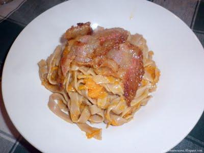 TAGLIATELLE DI CASTAGNE CON ZUCCA, PORRI E PANCETTA CROCCANTE