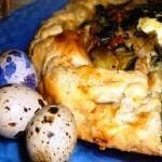 Crostata rustica con uova di quaglia e salsiccia Crostata rustica con uova di quaglia e salsiccia