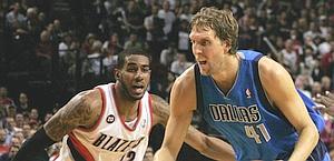 Nowitzki contro Aldridge. Reuters