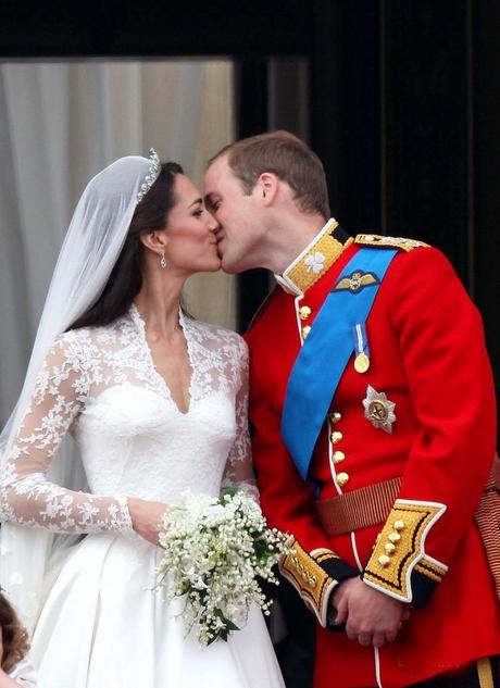 kate-middleton-prince-william-royal-wedding-first-kiss-01
