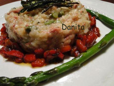 Risotto agli asparagi con dadolata di peperoni e zucchinette croccanti