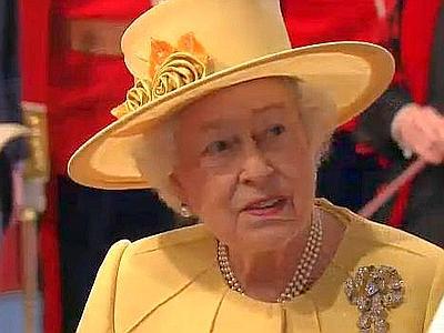 Regina Elisabetta di giallo vestita