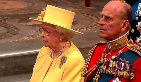 Regina Elisabetta di giallo vestita
