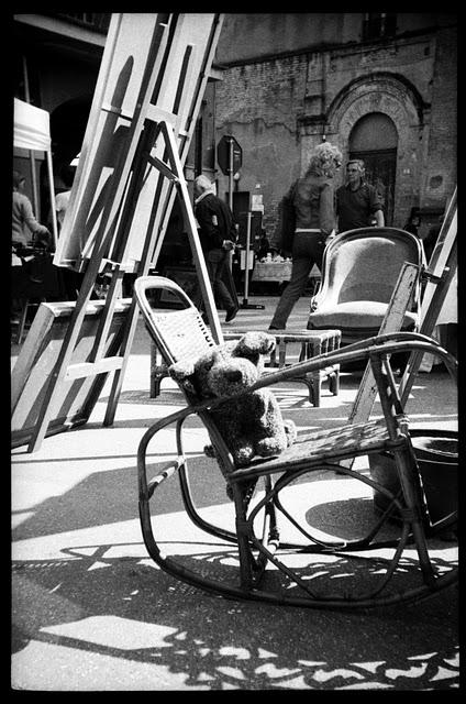 LOMOGRAPHY • bambole e specchi al mercatino, BENCINI KOROLL II e ILFORD HP5 PLUS400