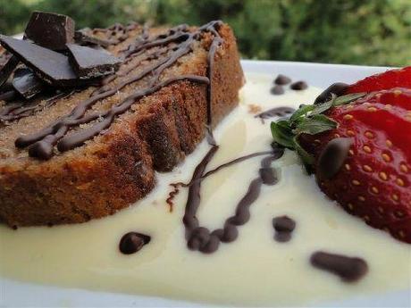 Plum cake al cioccolato e pera su crema inglese (riciclo uova di Pasqua)