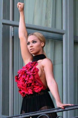 Beyonce SideBOOBs in Paris !
