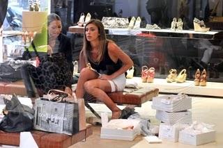 Belen Rodriguez a Milano: shopping da ebbrezza, multa sul parabrezza