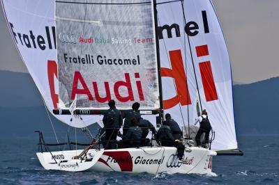 Melges 32: AUDI FRATELLI GIACOMEL ACCORCIA A SOLI CINQUE PUNTI LA DISTANZA CON IL PRIMO IN CLASSIFICA