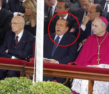 Wojtyla Santo ma Berlusconi sbadiglia sguaiatamente