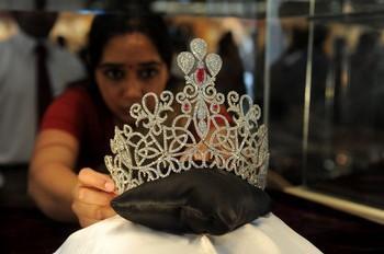 Nafiza Nisha e' Miss India Fiji 2011 Corona di Miss India