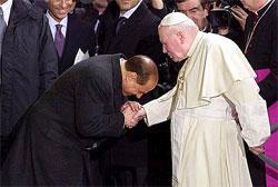 Silvio Berlusconi dorme durante la beatificazione