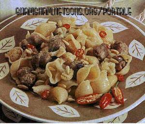 Conchiglie con salsiccia e pinoli