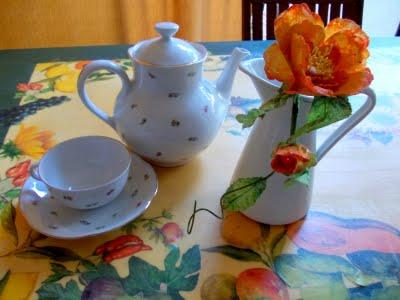 Un tavolo da giardino a decoupage/A garden table with decoupage