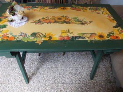 Un tavolo da giardino a decoupage/A garden table with decoupage