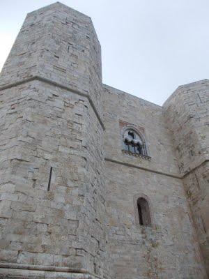 Una mostra di Giorgio De Chirico in uno dei posti  più incantevoli della Puglia: Castel del Monte / De Chirico's exhibition in one of the most charming places in Apulia: Castel del Monte