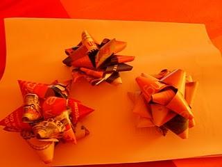 Come fare i fiocchi per i regali con la carta riciclata/ How  to make Gift bows from recycling papers