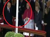 Berlusconi dorme mentre cerimonia beatificazione Giovanni Paolo (video)