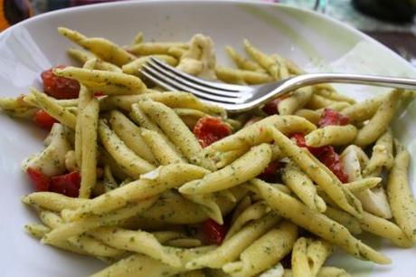 Insalata di pasta con peperoni pomodorini confit e pesto destrutturato