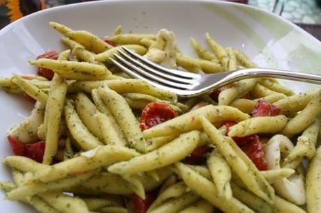 Insalata di pasta con peperoni pomodorini confit e pesto destrutturato