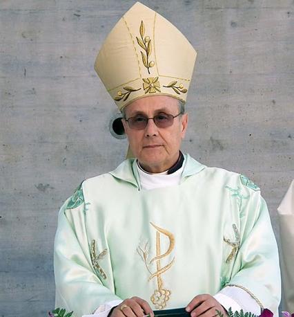 Monsignor Mogavero, vescovo di Mazara del Vallo, per l'inaugurazione della nuova chiesa di Pantelleria ha indossato paramenti disegnati da Giorgio Armani, che dell'isola è cittadino onorario