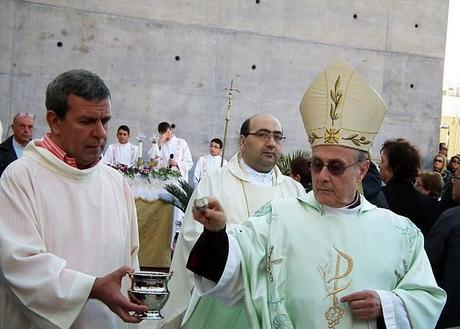 8x1000 ALLA CHIESA PER FAR VESTIRE I VESCOVI CON PARAMENTI DI ARMANI...