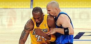 Jason Kidd (a dx.) difende su Kobe Bryant. Reuters