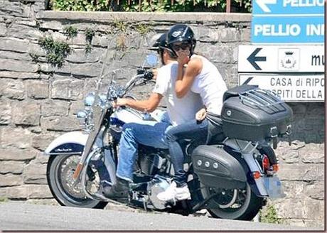 George Clooney e Elisabetta Canalis, provano in moto a seminare i fotografi