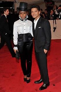 Janelle Monáe e Bruno Mars in Dolce & Gabbana al Met Gala 2011