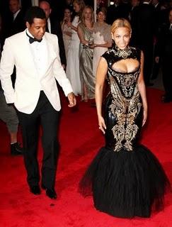 Met Ball 2011: bloccata dal vestito c'è anche Beyoncé