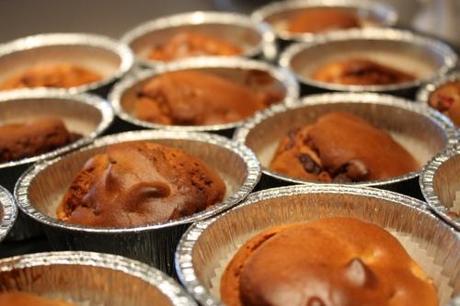 muffin-fragole-procedimento Muffin alle fragole e cioccolato al latte (recupero uova di pasqua)