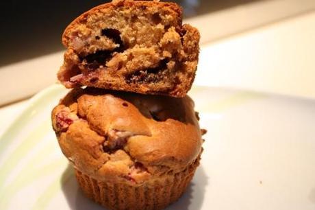 muffin-fragole-apertura Muffin alle fragole e cioccolato al latte (recupero uova di pasqua)