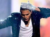 "She ain't you" video: Chris Brown fantasma Michael Jackson (con l'asma)