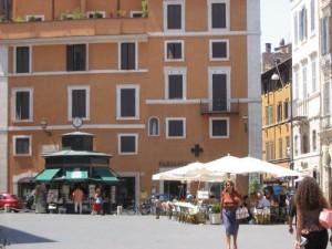 Roma, Piazza San Lorenzo in Lucina.