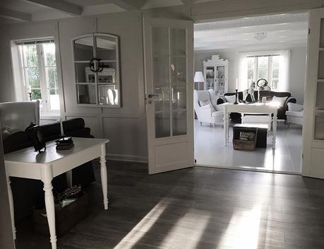 Vintage Nordic per una bella casa norvegese Vi har hatt fine sommerdager den siste uka☀️Det gjør godt for kropp og sjelOg det lyser opp innendørs ogsåTusen takk for alle spor dere legger igjen hos meg❤️ ************************************ We've had some beautiful summer days this last week☀️Feels good for the body and the soulIt light's up indoors tooThank you all for likes and comments on my pictures❤️