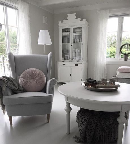 Vintage Nordic per una bella casa norvegese Innom for å ønske dere en fin fredagskveld og god helgEtter ferien kommer det en ny sofa inn her☺️Endelig klarte vi å bestemme ossDen andre havnet hos @livet_paa_nordgaard ***************************************** Whish you all a nice evening and a happa weekendIn a few weeks we'll get a new couch in this livingroom☺️We finally decided which one to choose