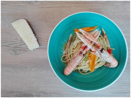 spaghettoni scampi zucchine pentole e petali palagiaccio Contest Il palagiaccio… Menù di Mare!!!