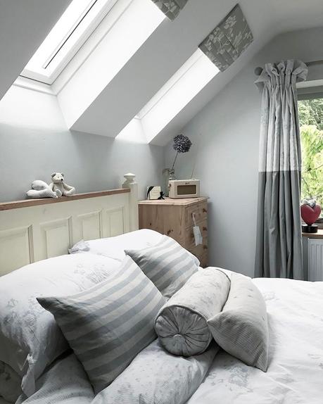 Un bellissimo cottage nella campagna inglese Not feeling it today! Wish I could curl back up in here ❤ I'm sure a few strong cups of tea will help! X