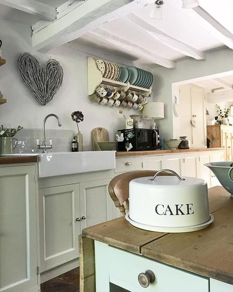 Un bellissimo cottage nella campagna inglese Just finished a clients fitting - they were really pleased! Photos to follow when room is complete....now time to enjoy Saturday evening, takeaway and wine night ❤️ what's everyone else up to? Xx #joyinteriors #interiordesign #janealexanderinteriors #bespokecurtains #bespoke #moderncountry #countryhomes #lovemyjob #happyweekend