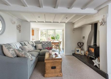 Un bellissimo cottage nella campagna inglese Nearly a year ago this image was taken.....I think the fire will be on again today! What a miserable one!! Hope you all manage to have fun whatever you're up to! Xx