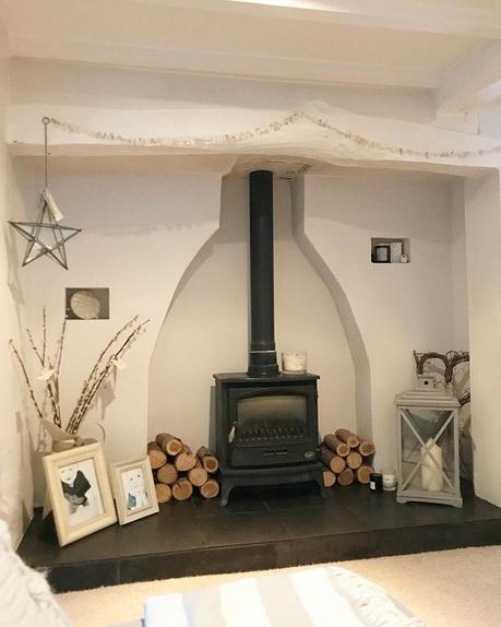 Un bellissimo cottage nella campagna inglese Such a rainy dreary day....tempted to put this bad boy on....Mr Joy Interiors will def ban it though ❤️
