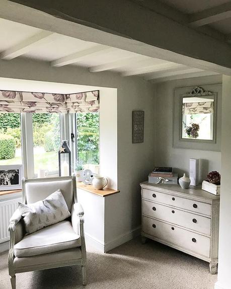 Un bellissimo cottage nella campagna inglese Just getting ready for my gorgeous girlies ❤️❤️❤️ bubbles chilled, hubby out, girls night in here we come! #inin #besties #staytruetoyourself #champagne #friendship #besttimes #joyinteriors #peonyandsage #stenvallinteriors #decorativecountryliving #moderncountry