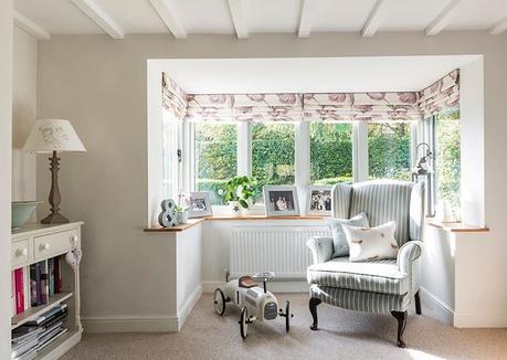 Un bellissimo cottage nella campagna inglese Happy Tuesday ❤️ I am having a move around at home (to my hubbys excitement ) and I will be selling this Parker Knoll wing chair - expertly reupholstered in @peonyandsage Breton stripe in 'pigeon' colourway.....please send me a message if you're interested in more details xx ********RESERVED